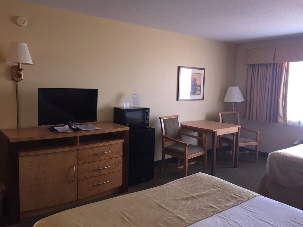 Boarders Inn & Suites By Cobblestone Hotels Superior Exterior photo