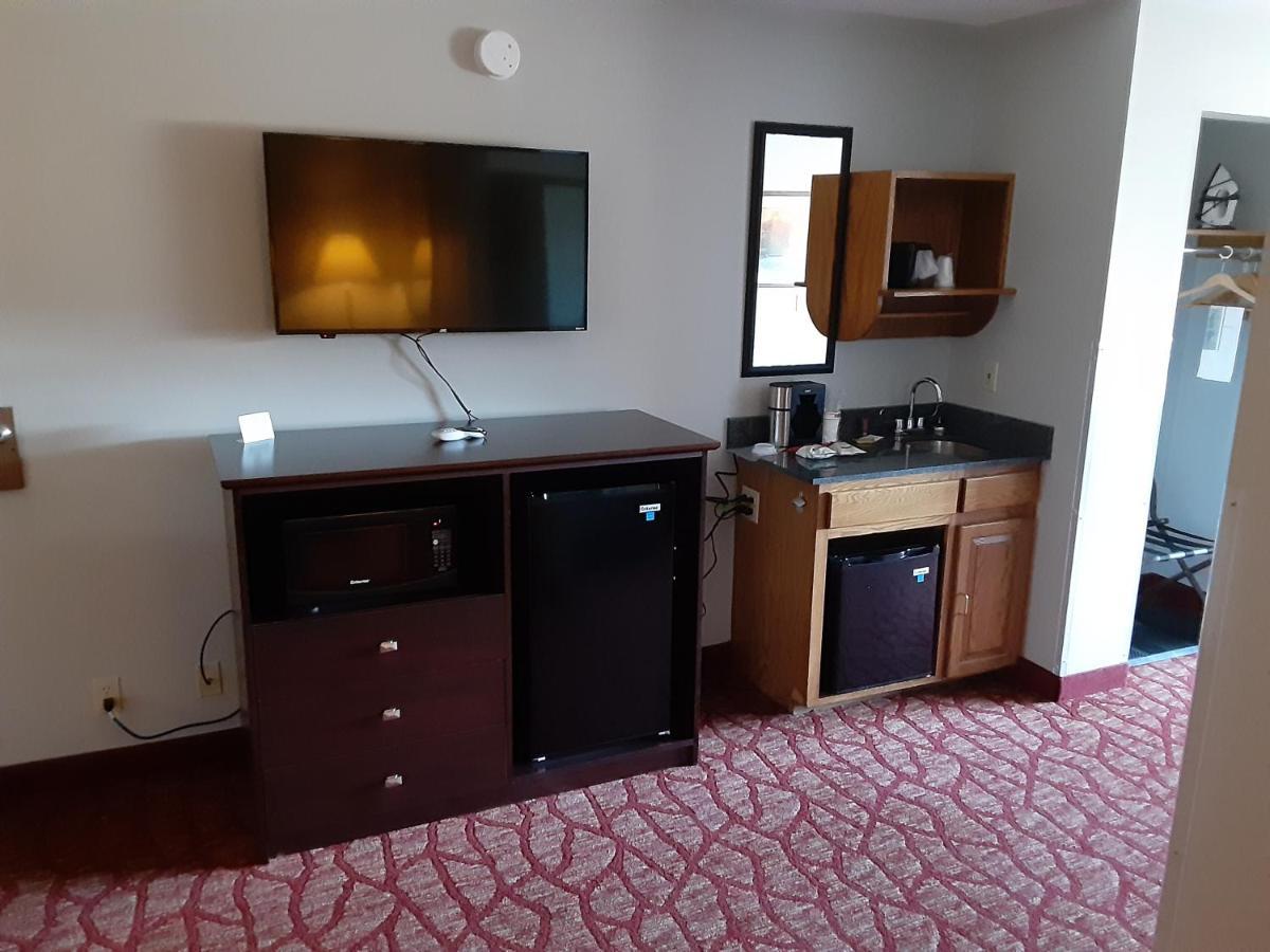 Boarders Inn & Suites By Cobblestone Hotels Superior Exterior photo